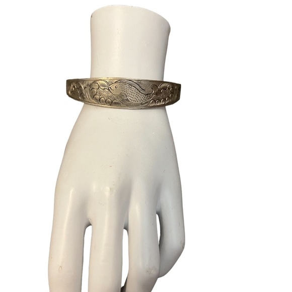 Silver tone Hand Tooled FISH Hinged Bangle Dangle Ball Bell Bracelet 7 5/8" - Picture 8 of 15